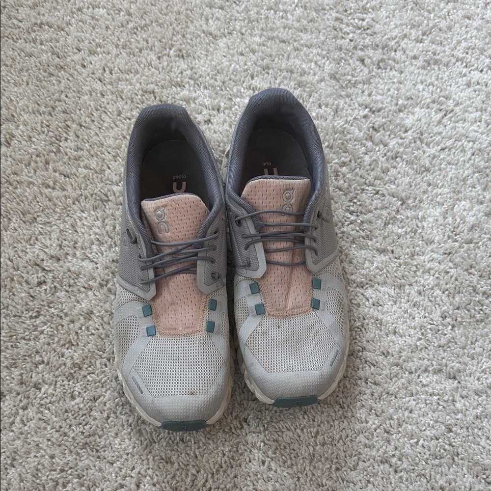 On clouds Running Shoes